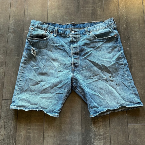 Men's  Levi's Jorts or Jean Shorts w/Distressing Under Right Pocket & Left Leg - Picture 1 of 3